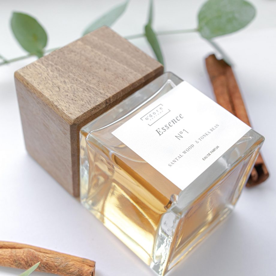 Tekuty parfum Essence ~ Santal Wood & Tonka Bean odore_produkt-1_nosene